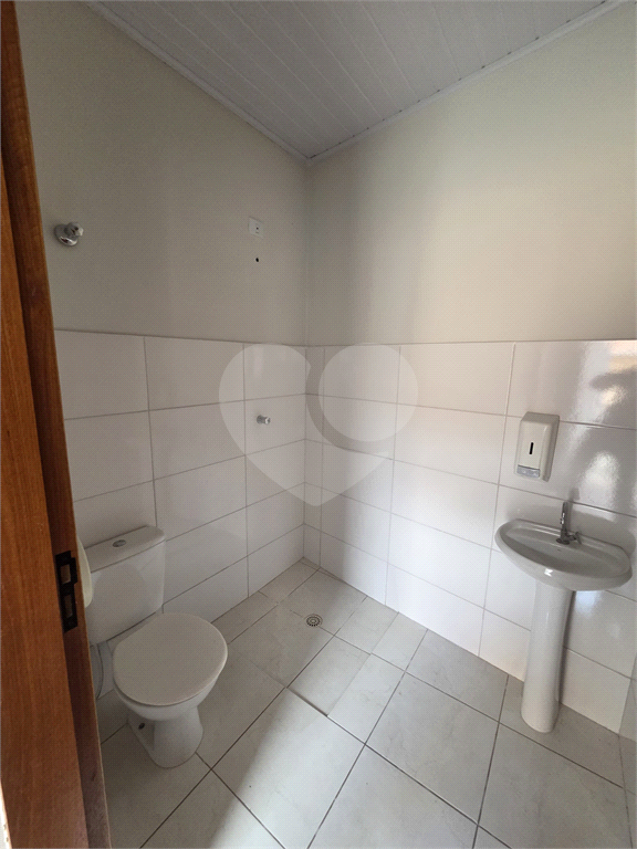 CASA REFORMADA COM 4 QUARTOS, 2 BANHEIROS, 2 VAGAS DE GARAGEM, QUINTAL E EDÍCULA
