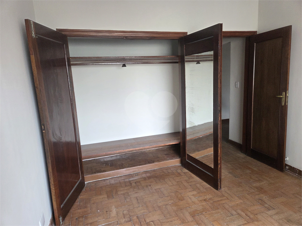 CASA REFORMADA COM 4 QUARTOS, 2 BANHEIROS, 2 VAGAS DE GARAGEM, QUINTAL E EDÍCULA