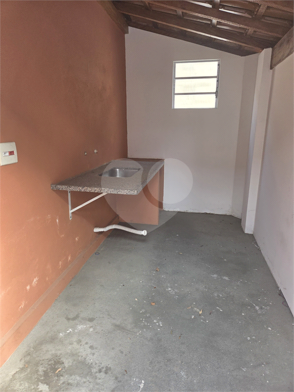 CASA REFORMADA COM 4 QUARTOS, 2 BANHEIROS, 2 VAGAS DE GARAGEM, QUINTAL E EDÍCULA