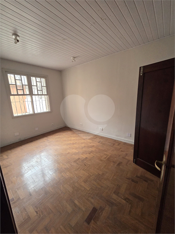 CASA REFORMADA COM 4 QUARTOS, 2 BANHEIROS, 2 VAGAS DE GARAGEM, QUINTAL E EDÍCULA