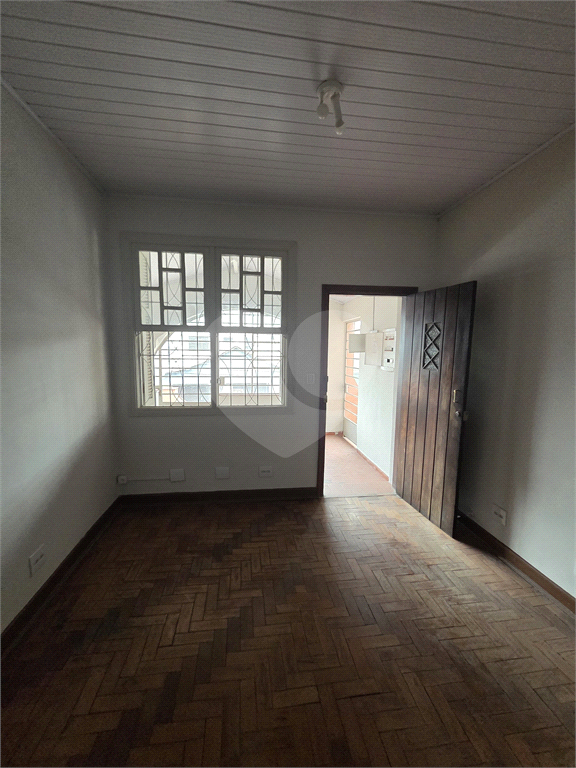 CASA REFORMADA COM 4 QUARTOS, 2 BANHEIROS, 2 VAGAS DE GARAGEM, QUINTAL E EDÍCULA