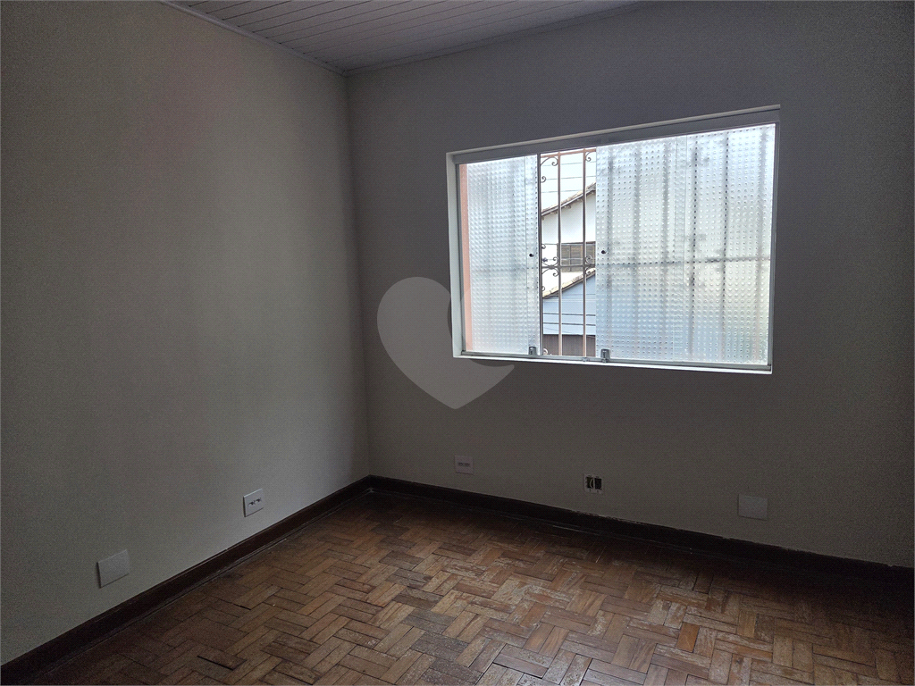 CASA REFORMADA COM 4 QUARTOS, 2 BANHEIROS, 2 VAGAS DE GARAGEM, QUINTAL E EDÍCULA