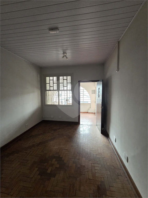 CASA REFORMADA COM 4 QUARTOS, 2 BANHEIROS, 2 VAGAS DE GARAGEM, QUINTAL E EDÍCULA