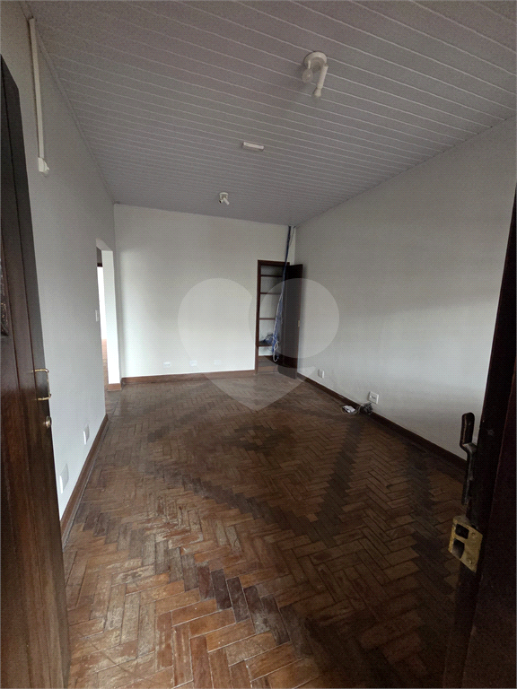 CASA REFORMADA COM 4 QUARTOS, 2 BANHEIROS, 2 VAGAS DE GARAGEM, QUINTAL E EDÍCULA