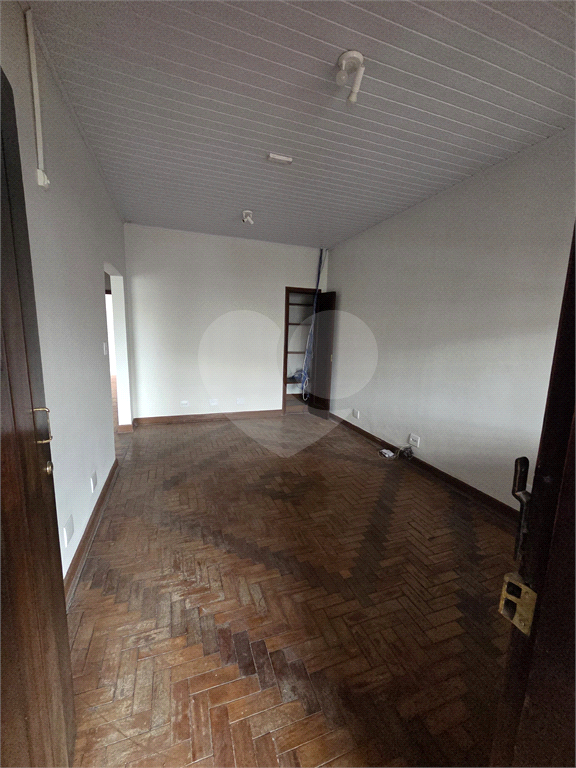 CASA REFORMADA COM 4 QUARTOS, 2 BANHEIROS, 2 VAGAS DE GARAGEM, QUINTAL E EDÍCULA