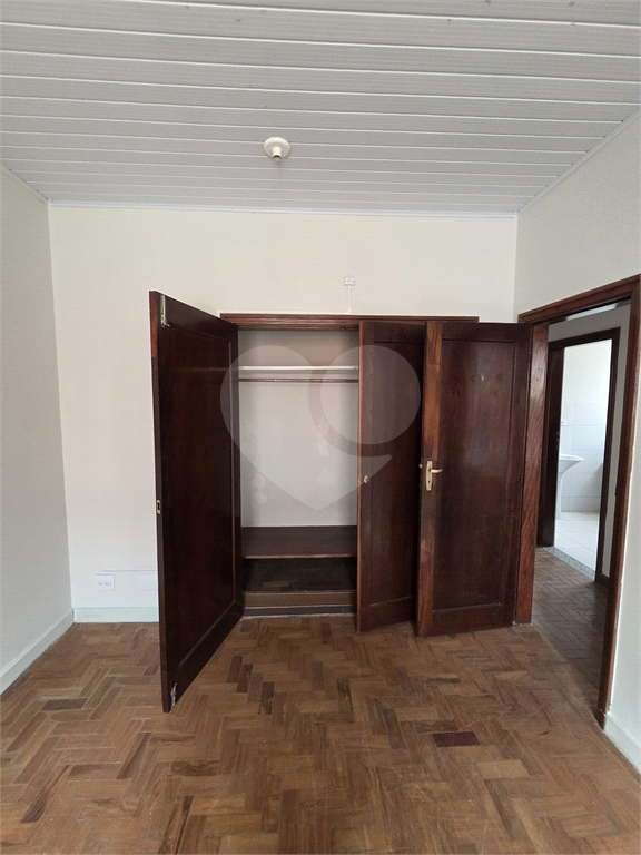 CASA REFORMADA COM 4 QUARTOS, 2 BANHEIROS, 2 VAGAS DE GARAGEM, QUINTAL E EDÍCULA