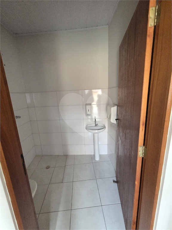 CASA REFORMADA COM 4 QUARTOS, 2 BANHEIROS, 2 VAGAS DE GARAGEM, QUINTAL E EDÍCULA