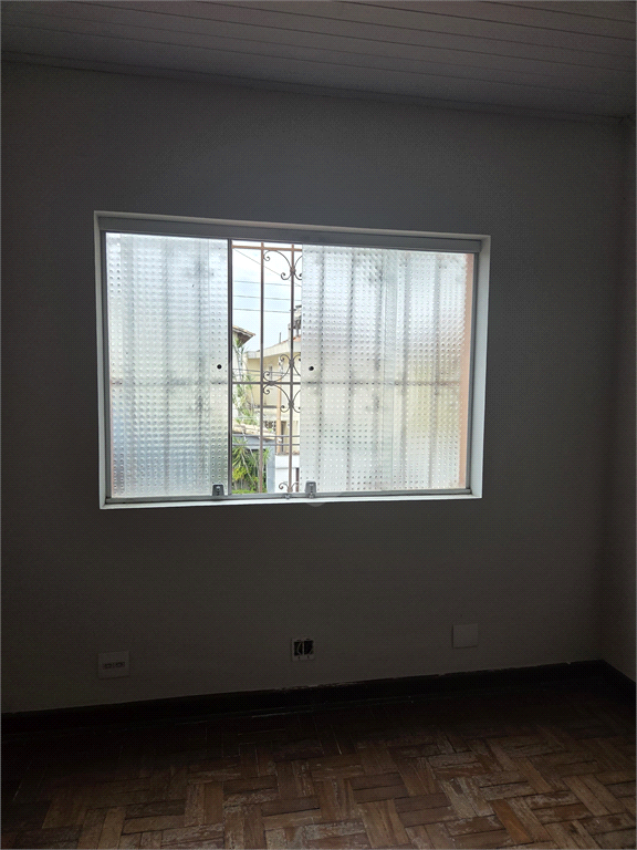 CASA REFORMADA COM 4 QUARTOS, 2 BANHEIROS, 2 VAGAS DE GARAGEM, QUINTAL E EDÍCULA