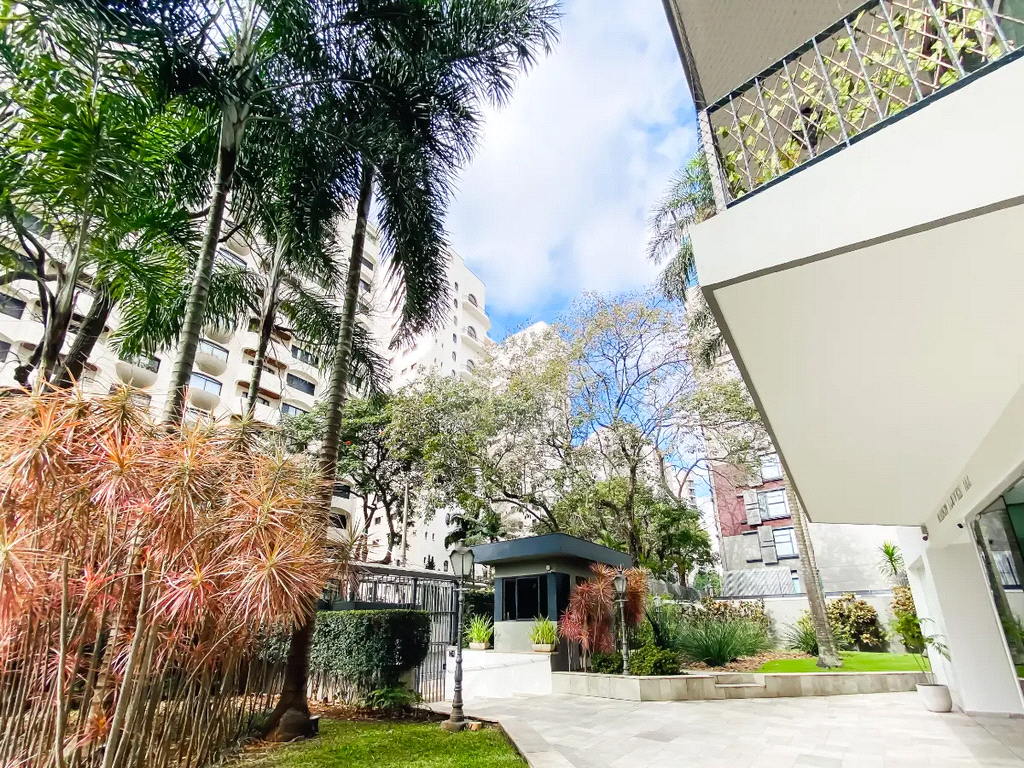 APARTAMENTO em MOEMA
