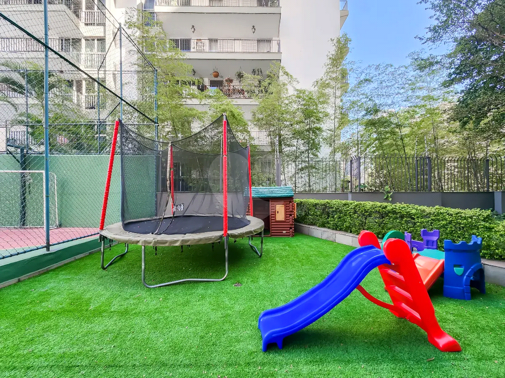 APARTAMENTO em MOEMA