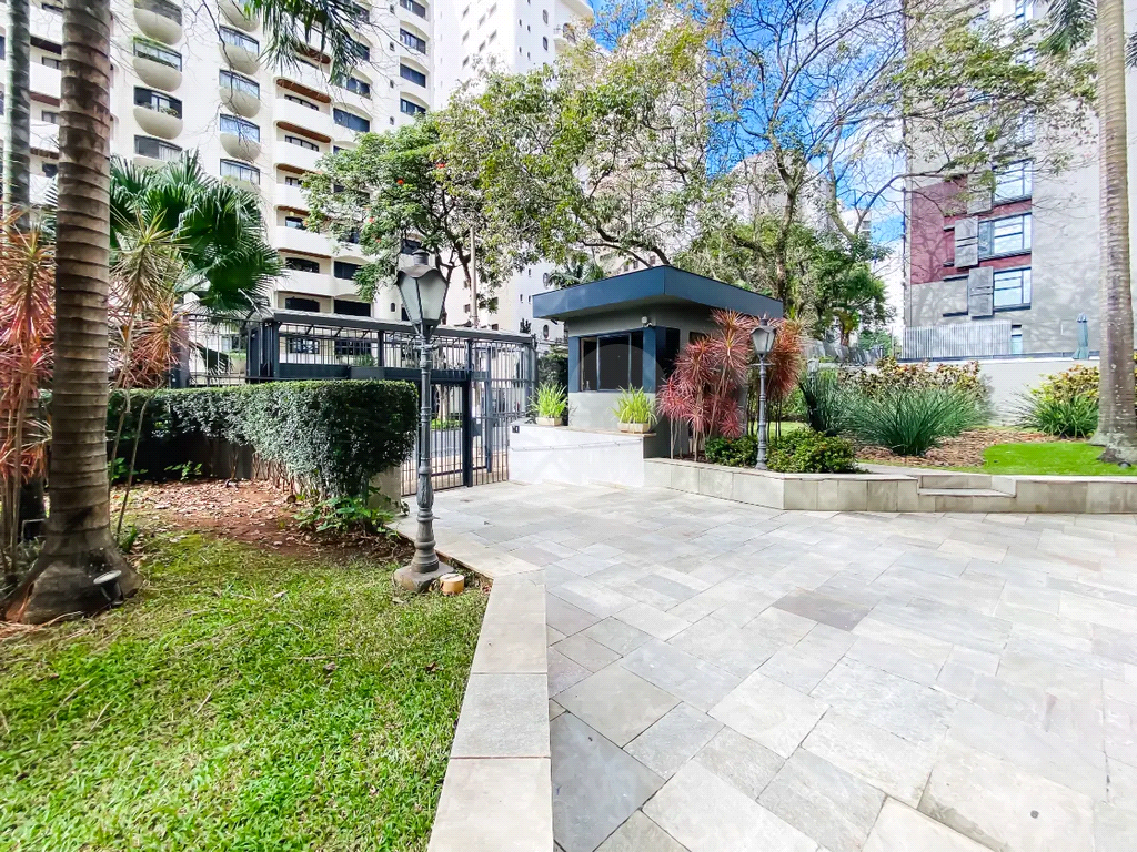 APARTAMENTO em MOEMA