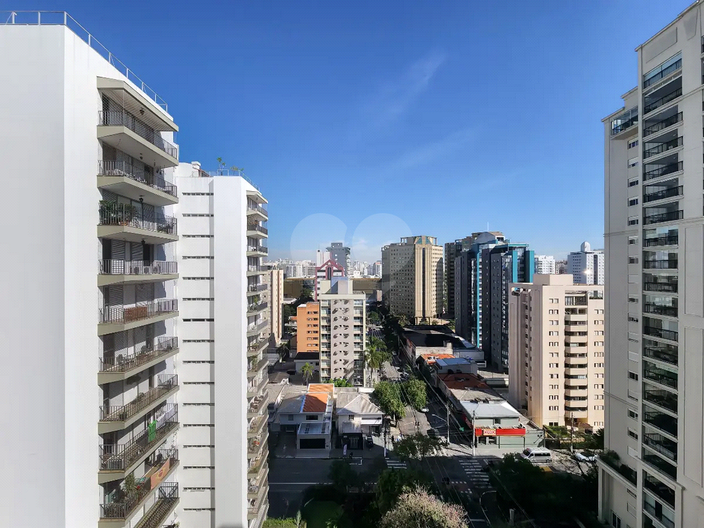 APARTAMENTO em MOEMA