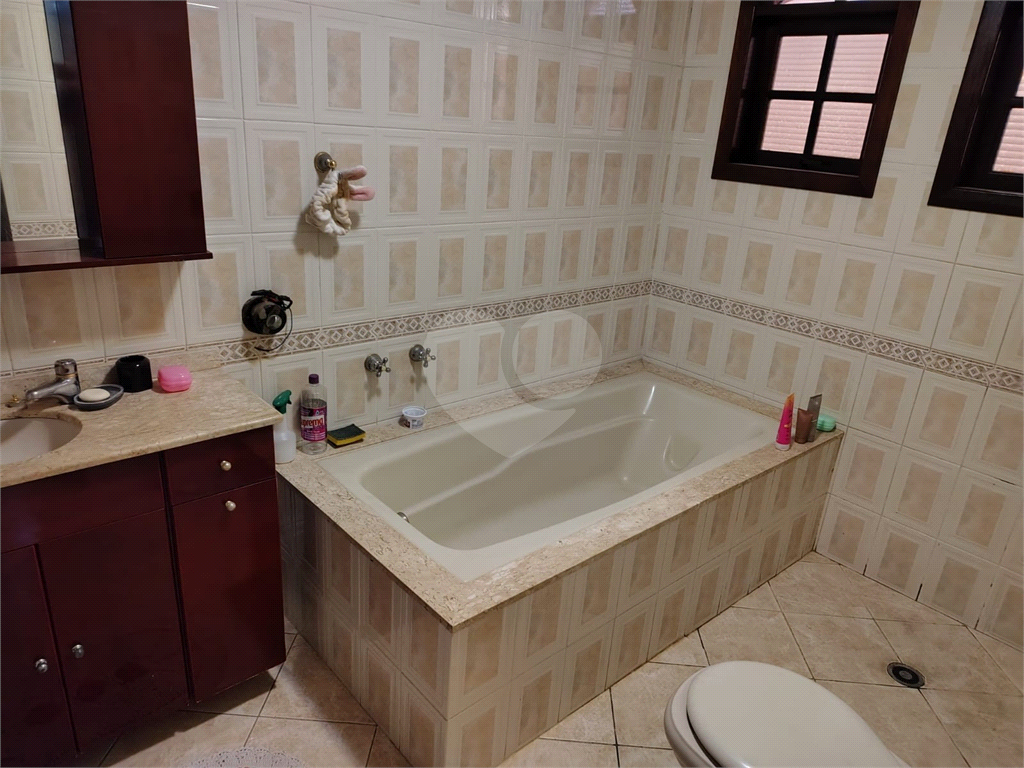 Casa ampla com 515m², 3 suítes, 10 vagas e área gourmet