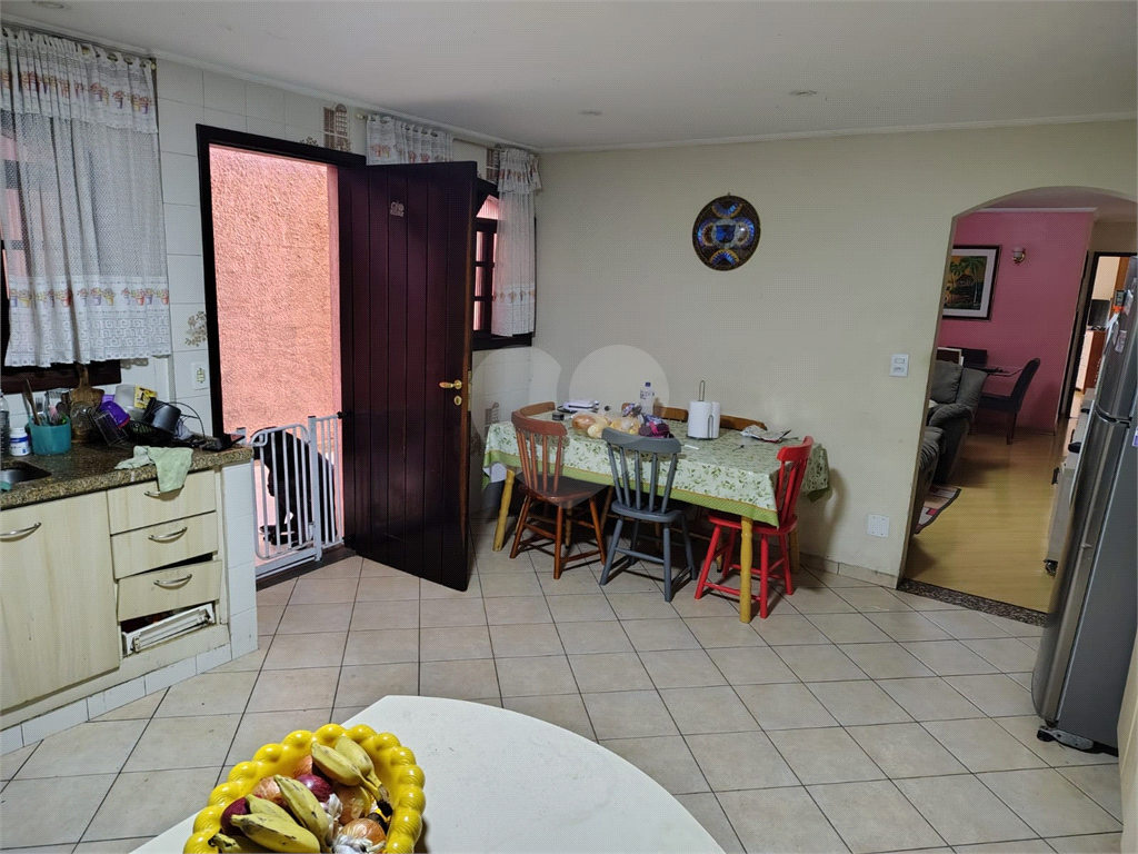 Casa ampla com 515m², 3 suítes, 10 vagas e área gourmet