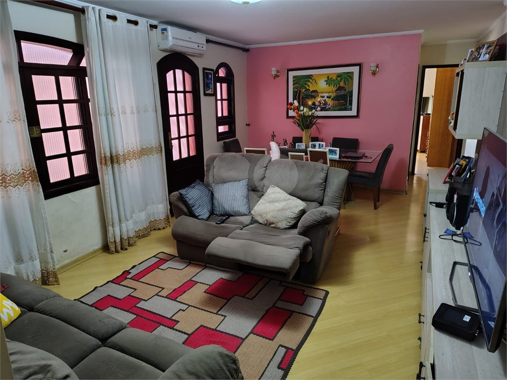Casa ampla com 515m², 3 suítes, 10 vagas e área gourmet