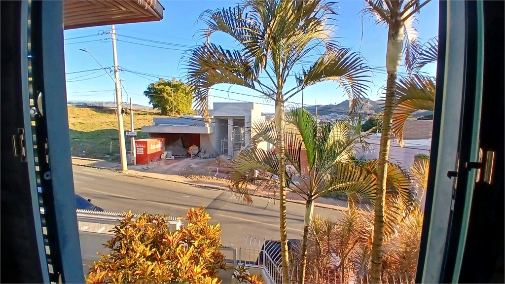 Sobrado à Venda em Socorro/SP | 379 m² | 4 Dormitórios | 2 Suítes | 4 Vagas de Garagem