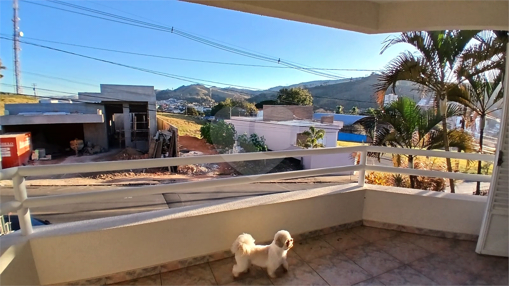Sobrado à Venda em Socorro/SP | 379 m² | 4 Dormitórios | 2 Suítes | 4 Vagas de Garagem