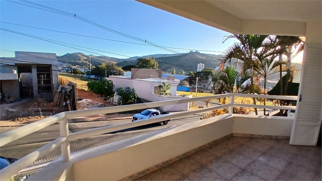 Sobrado à Venda em Socorro/SP | 379 m² | 4 Dormitórios | 2 Suítes | 4 Vagas de Garagem