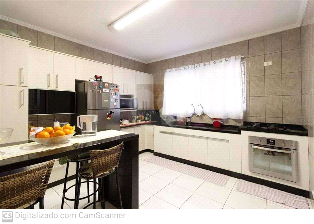 Sobrado totalmente reformado 200 m² – 3 Dormitórios, com área gourmet  e 2 Vagas na Vila Mazzei