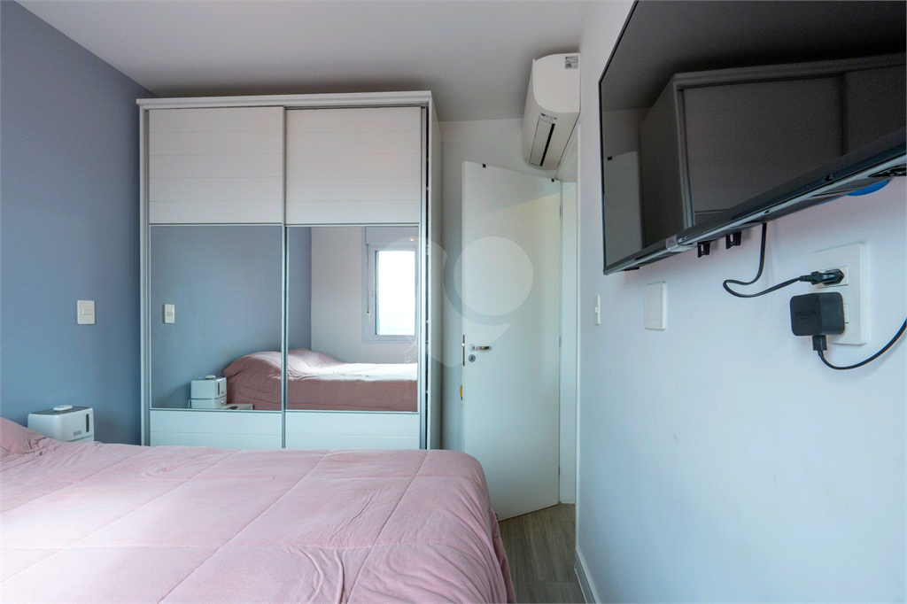Apartamento a venda na Rua Gaspar Lourenço totalmente reformado - 2 quartos, varanda