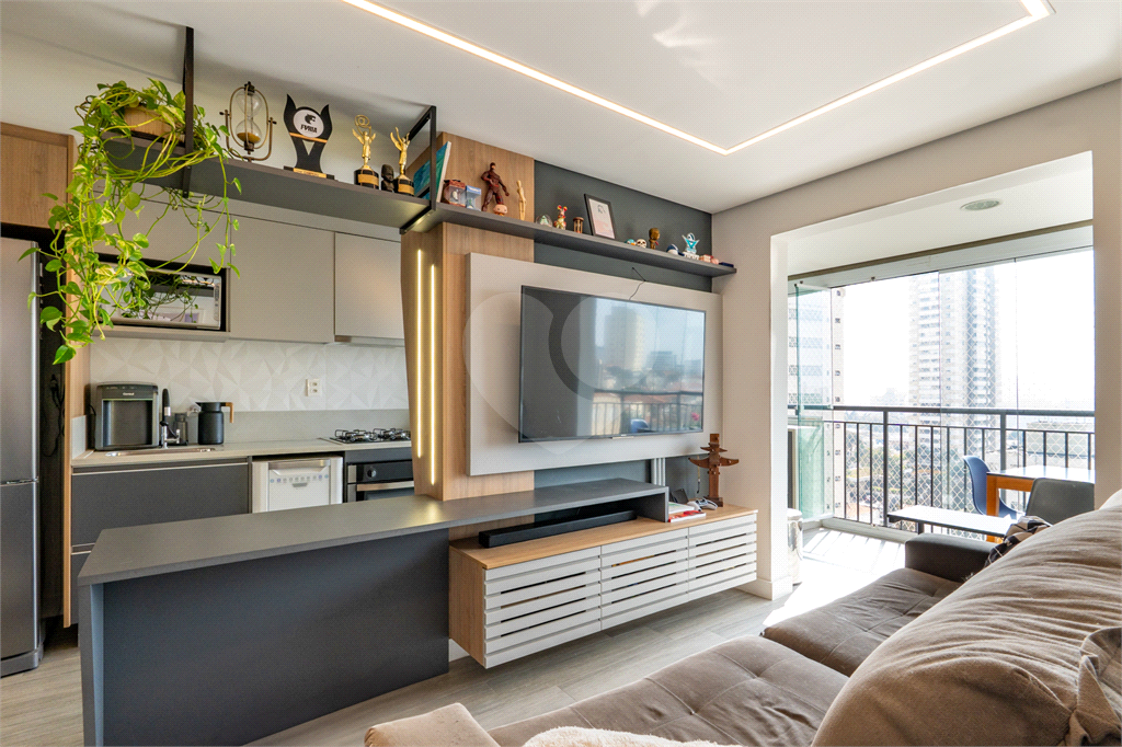 Apartamento a venda na Rua Gaspar Lourenço totalmente reformado - 2 quartos, varanda