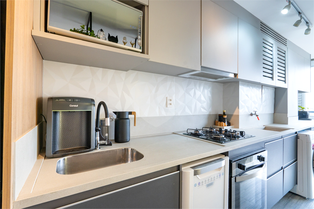 Apartamento a venda na Rua Gaspar Lourenço totalmente reformado - 2 quartos, varanda