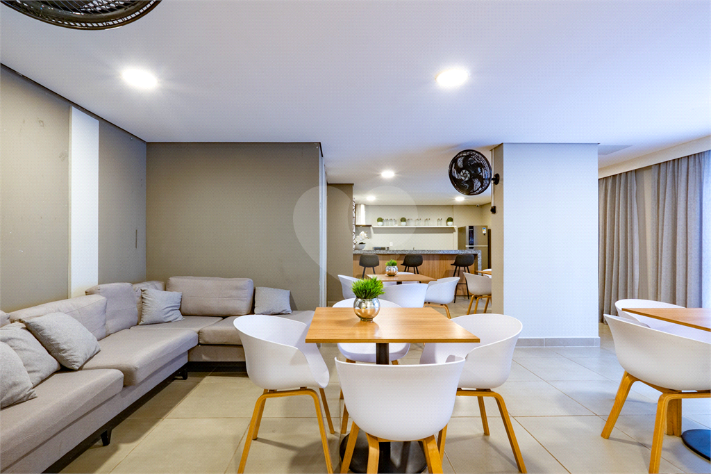 Apartamento a venda na Rua Gaspar Lourenço totalmente reformado - 2 quartos, varanda