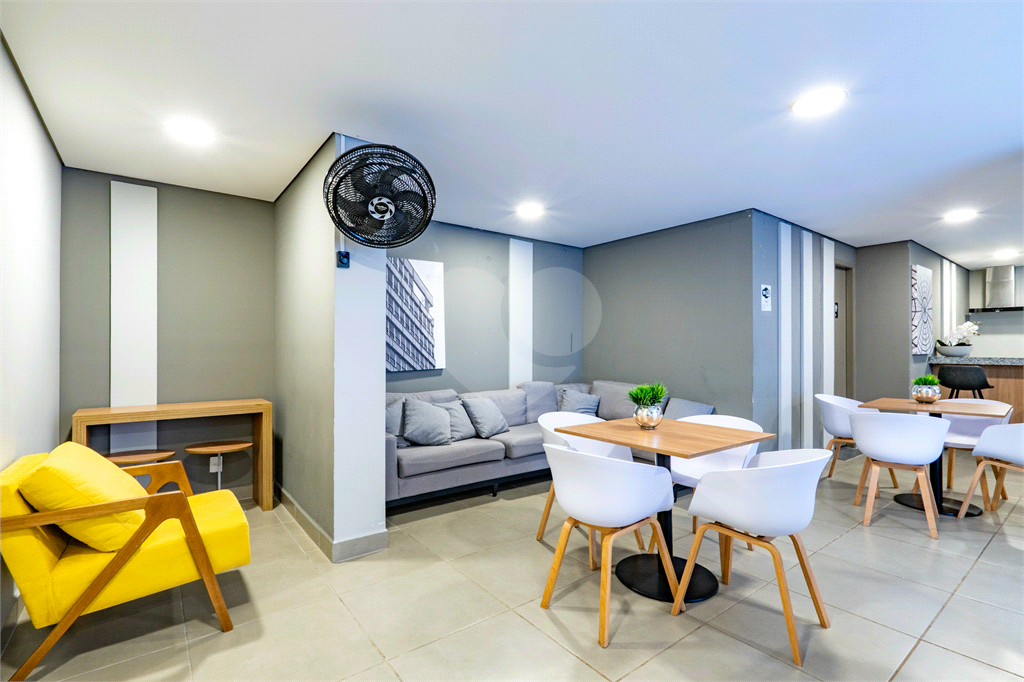 Apartamento a venda na Rua Gaspar Lourenço totalmente reformado - 2 quartos, varanda