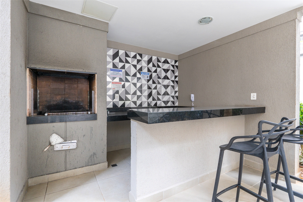 Apartamento a venda na Rua Gaspar Lourenço totalmente reformado - 2 quartos, varanda