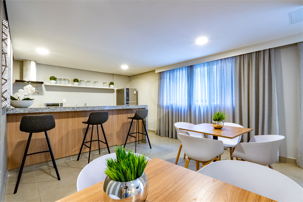 Apartamento a venda na Rua Gaspar Lourenço totalmente reformado - 2 quartos, varanda