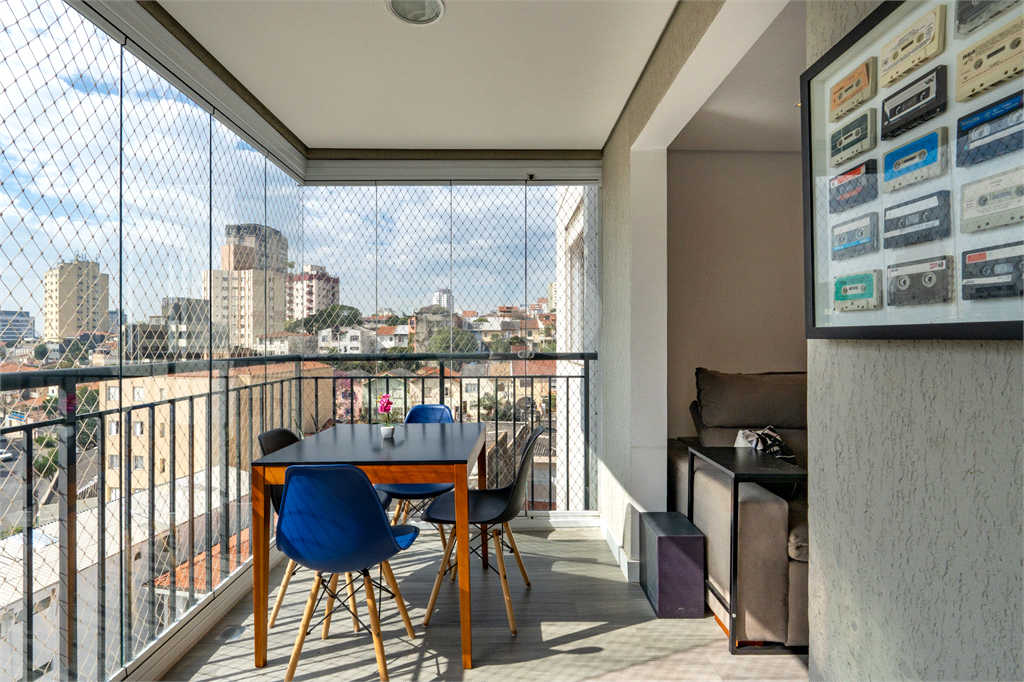 Apartamento a venda na Rua Gaspar Lourenço totalmente reformado - 2 quartos, varanda
