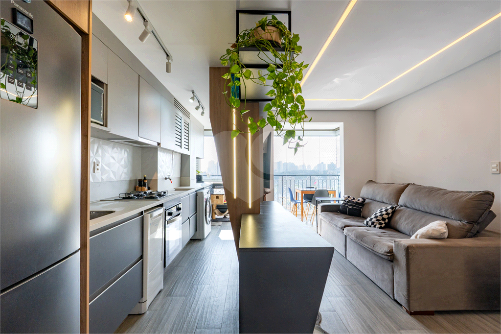 Apartamento a venda na Rua Gaspar Lourenço totalmente reformado - 2 quartos, varanda