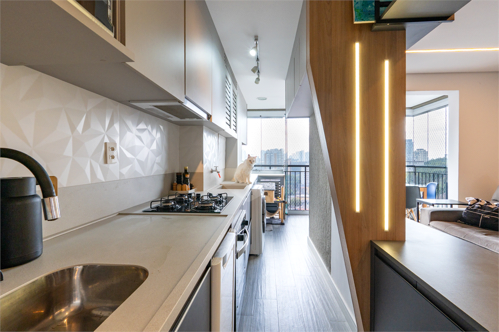 Apartamento a venda na Rua Gaspar Lourenço totalmente reformado - 2 quartos, varanda