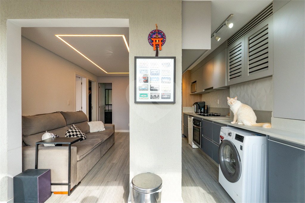 Apartamento a venda na Rua Gaspar Lourenço totalmente reformado - 2 quartos, varanda