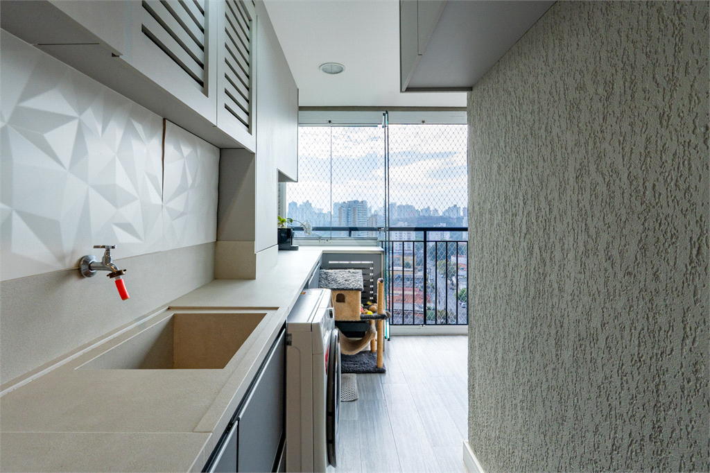 Apartamento a venda na Rua Gaspar Lourenço totalmente reformado - 2 quartos, varanda
