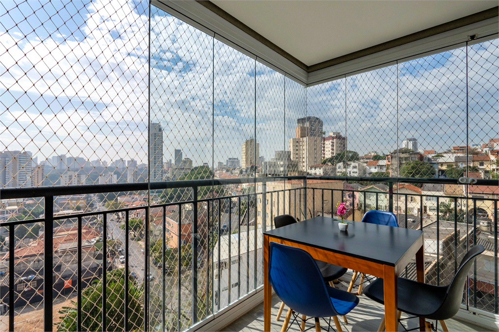 Apartamento a venda na Rua Gaspar Lourenço totalmente reformado - 2 quartos, varanda