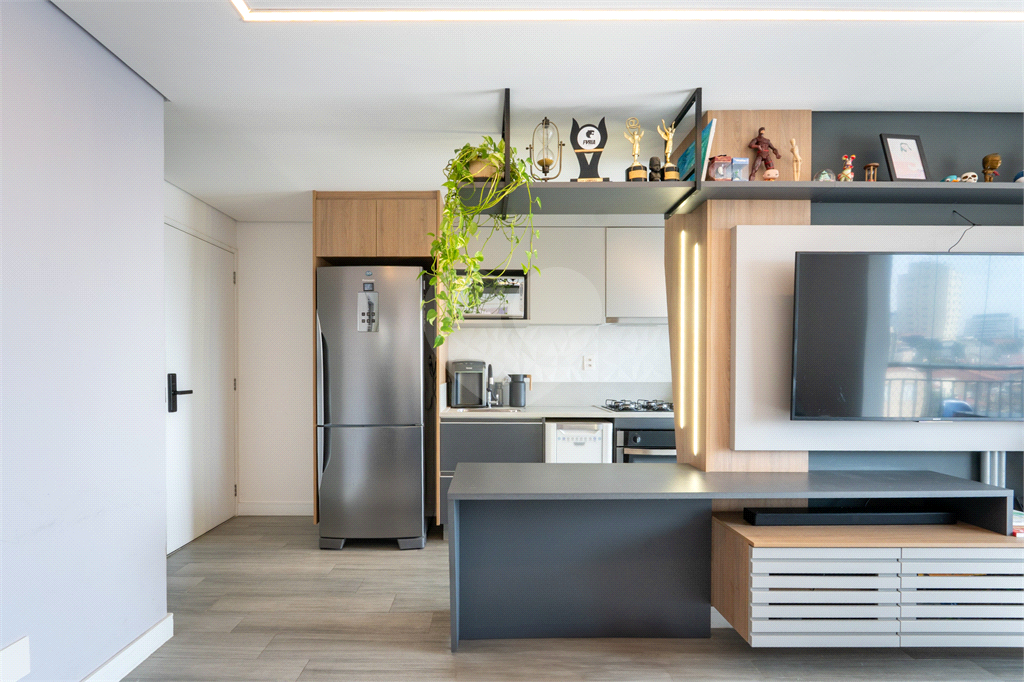 Apartamento a venda na Rua Gaspar Lourenço totalmente reformado - 2 quartos, varanda