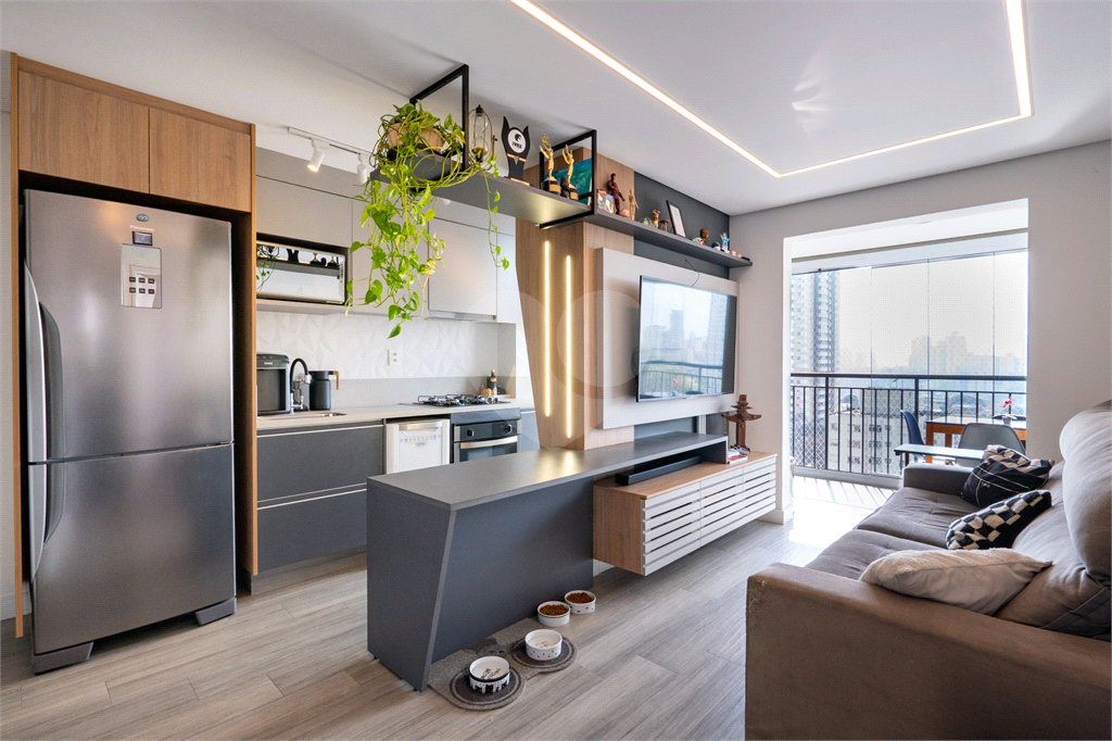 Apartamento a venda na Rua Gaspar Lourenço totalmente reformado - 2 quartos, varanda
