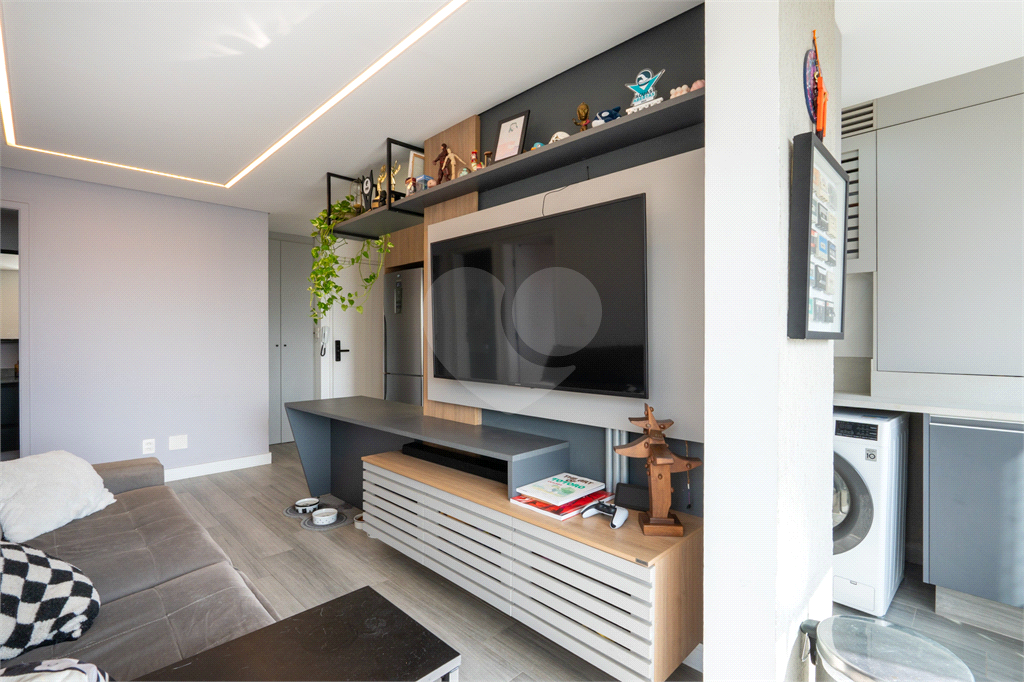 Apartamento a venda na Rua Gaspar Lourenço totalmente reformado - 2 quartos, varanda