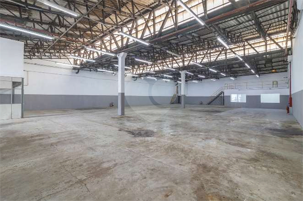 Locação galpão de 1063 m2 e testada de 22,88 metros