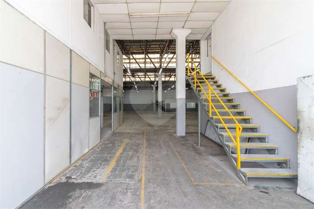 Locação galpão de 1063 m2 e testada de 22,88 metros