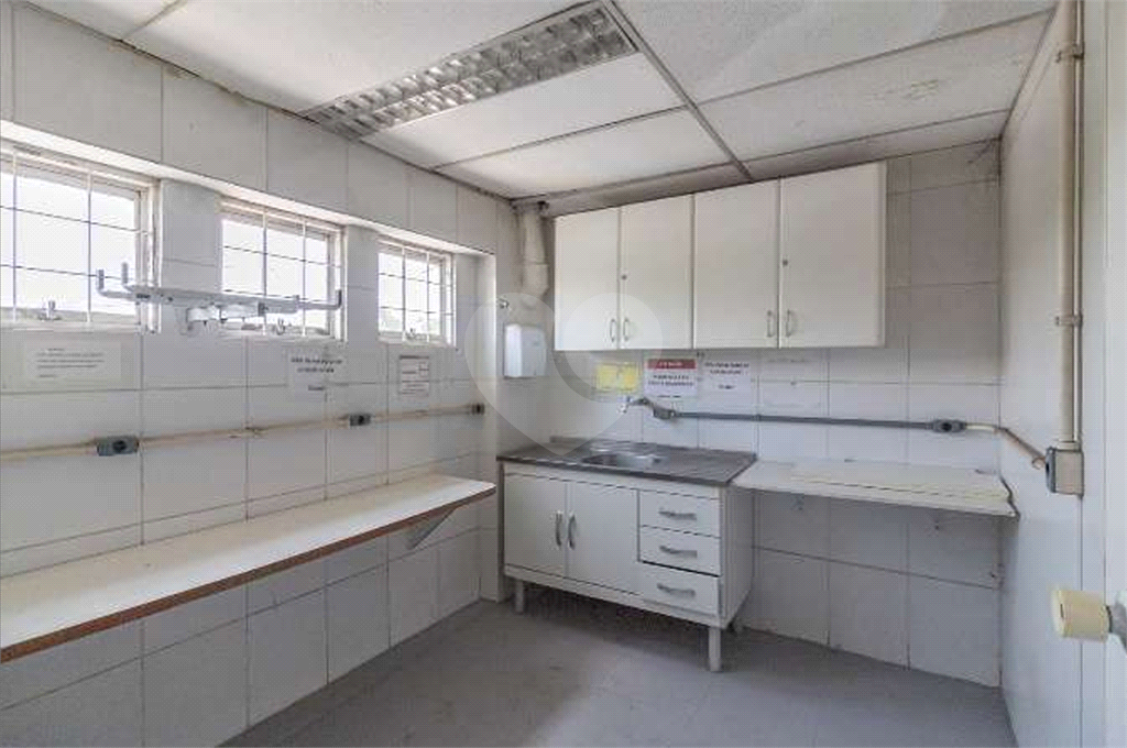 Locação galpão de 1063 m2 e testada de 22,88 metros