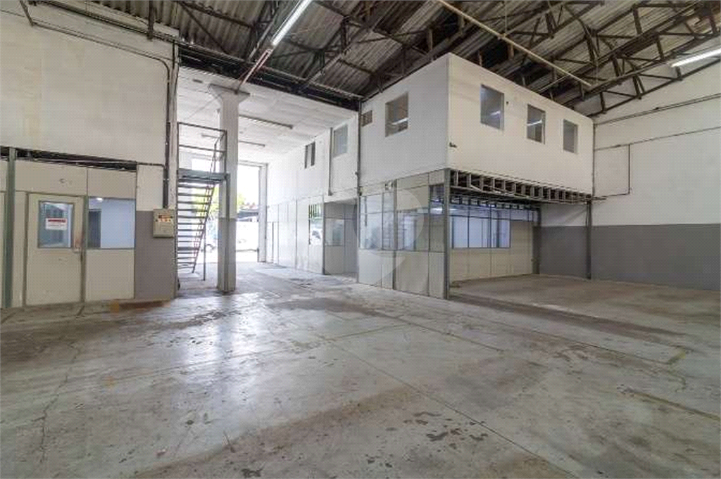 Locação galpão de 1063 m2 e testada de 22,88 metros