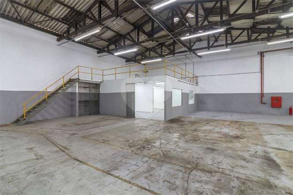 Locação galpão de 1063 m2 e testada de 22,88 metros