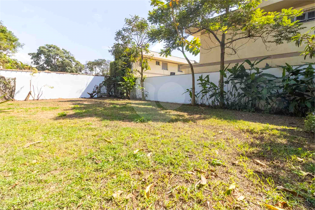 Casa com dois lotes no Alto de Pinheiros