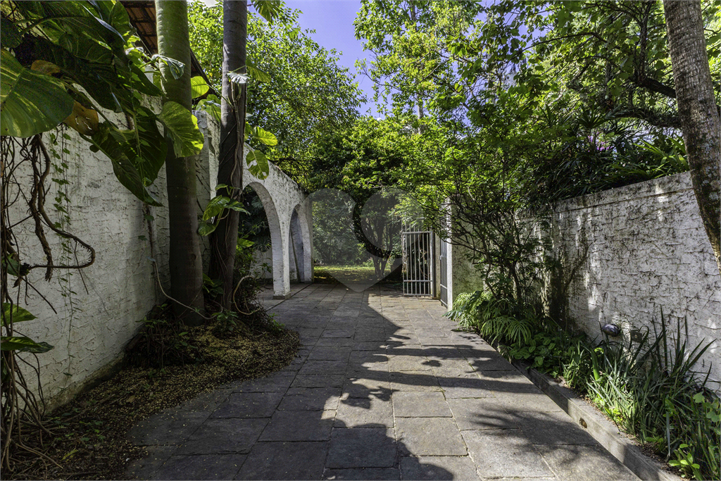 Casa com dois lotes no Alto de Pinheiros