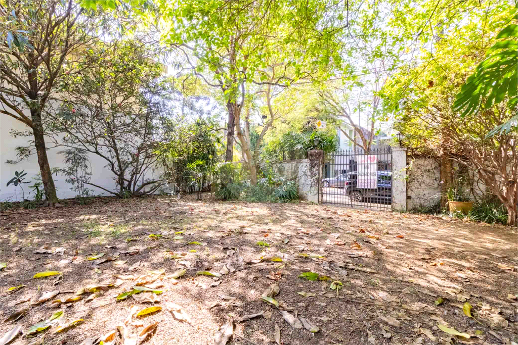 Casa com dois lotes no Alto de Pinheiros