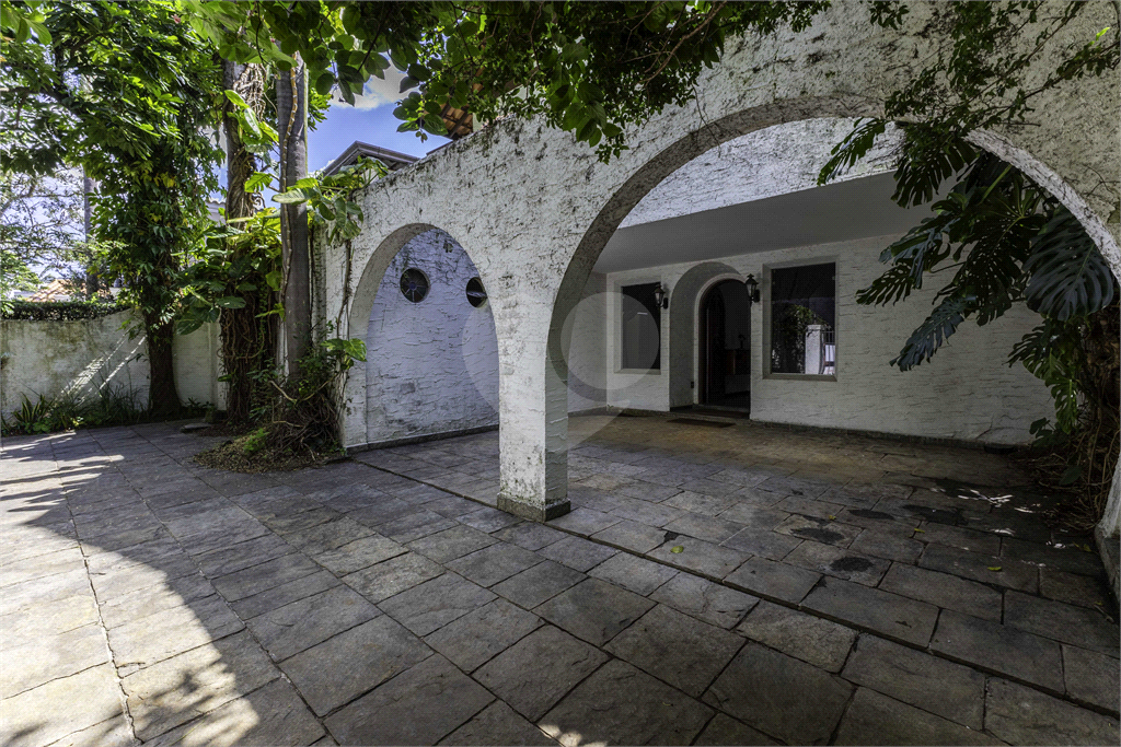 Casa com dois lotes no Alto de Pinheiros