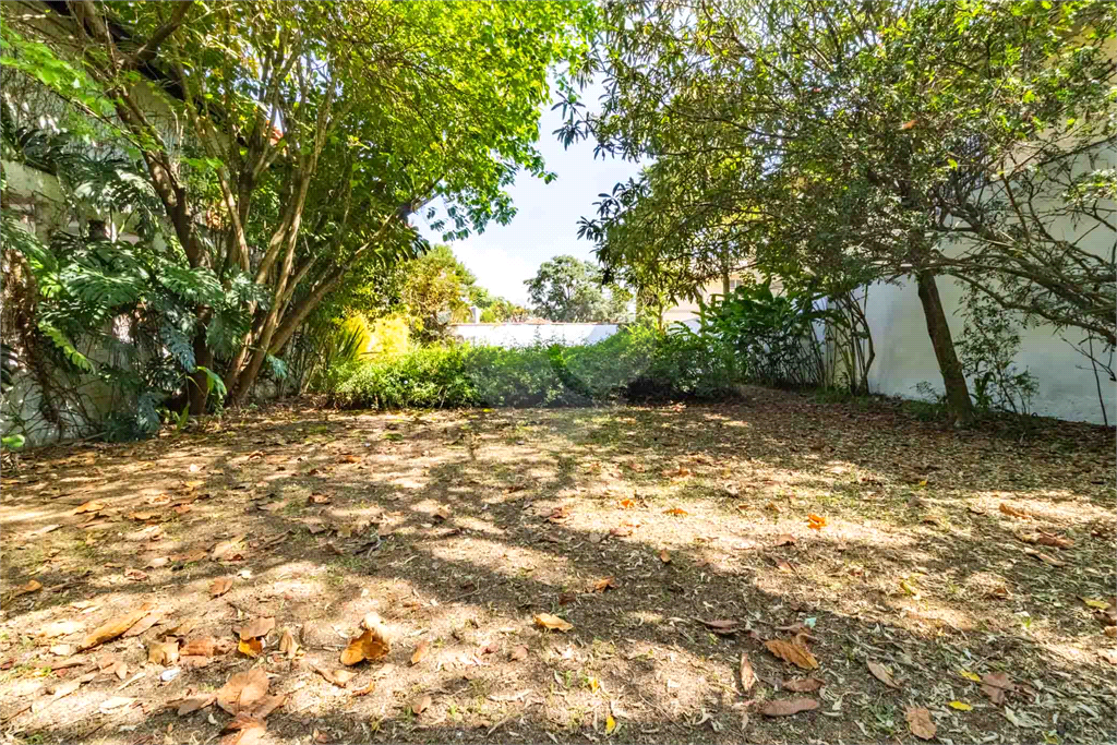 Casa com dois lotes no Alto de Pinheiros