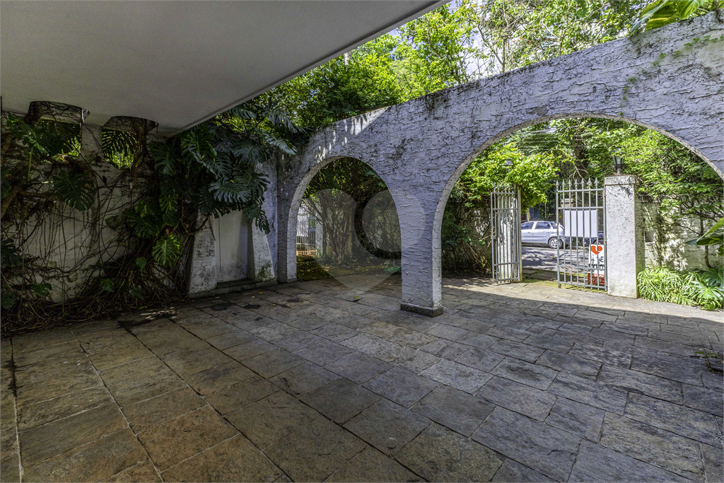 Casa com dois lotes no Alto de Pinheiros